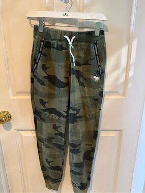 abercrombie kids Olive Camo Jogger Sweatpants